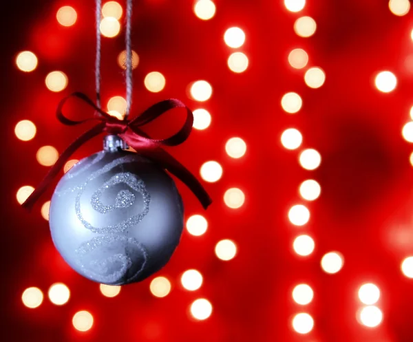 Bauble de Natal com luzes embaçadas — Fotografia de Stock
