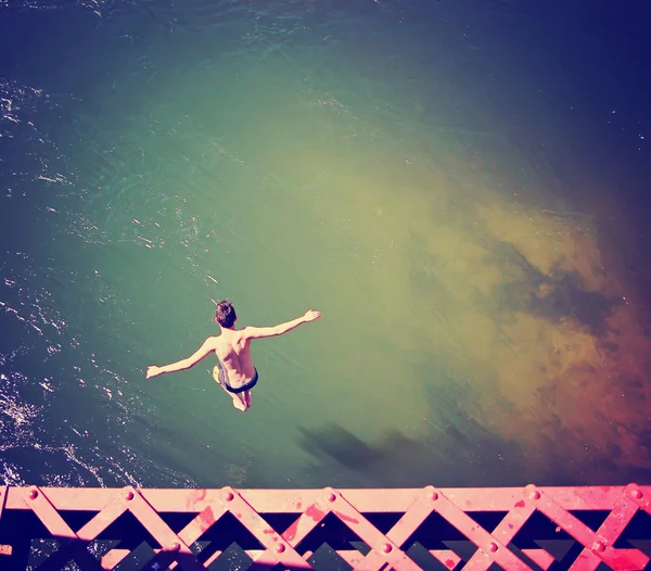 Boy saut du pont de train — Photo