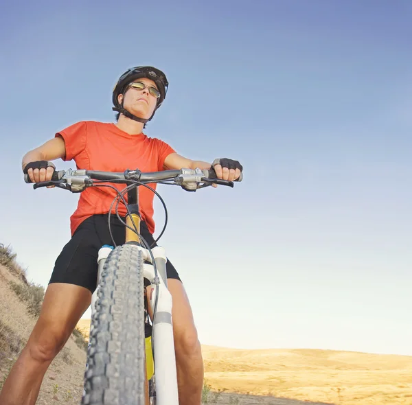 Girl on bike in the hills — Stock Photo, Image