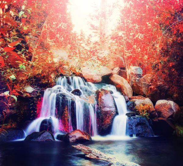 Landschaftlich schöner Wasserfall — Stockfoto