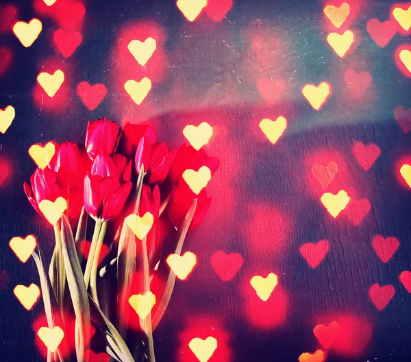 Tulipes sur une planche en bois. bon pour la fête des mères, Pâques, valenti — Photo