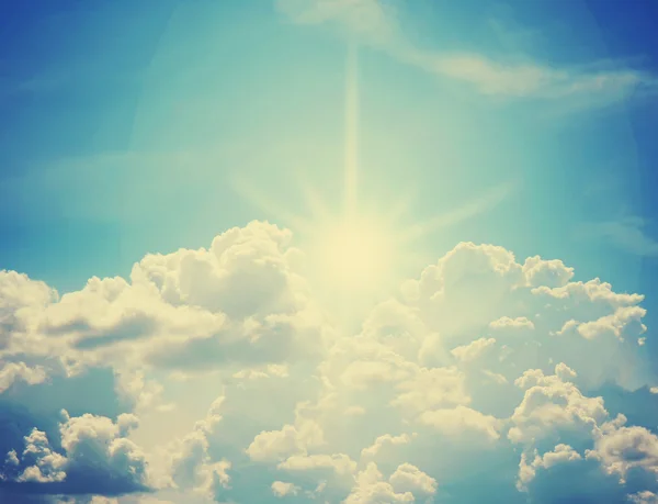 Giorno soleggiato con cielo azzurro — Foto Stock