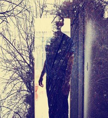 Adam bir kapı aralığında