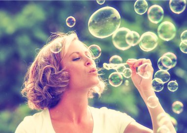 güzel kadın üfleme kabarcıklar