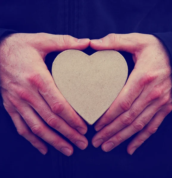 Χέρια που κρατούν την καρδιά του Αγίου Βαλεντίνου — Φωτογραφία Αρχείου
