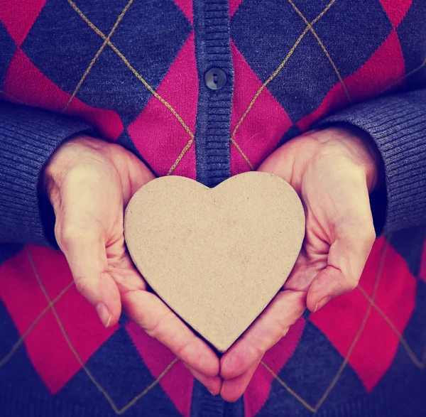 Manos sosteniendo el corazón de San Valentín — Foto de Stock