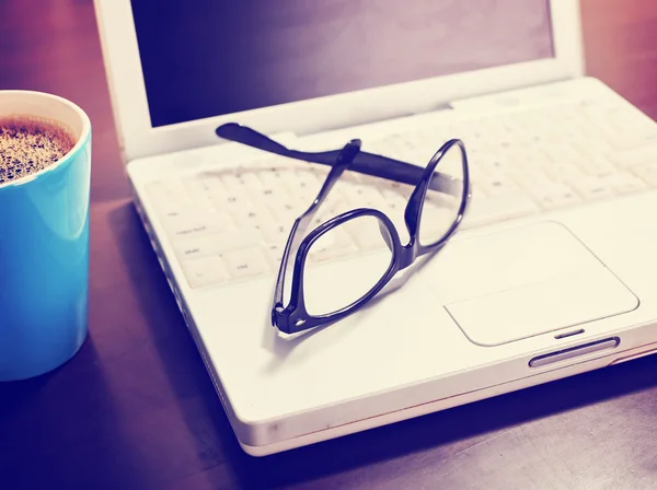 Tasse Kaffee und Laptop — Stockfoto