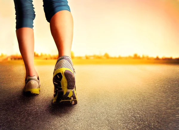 Atletiska ben på trottoaren — Stockfoto