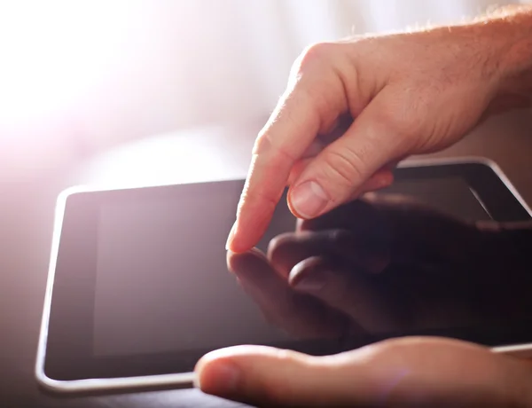 Hände tippen auf einem Tablet — Stockfoto