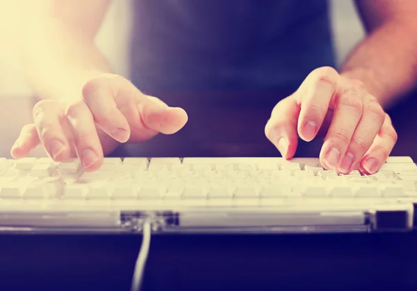 Manos escribiendo en el teclado del ordenador portátil — Foto de Stock