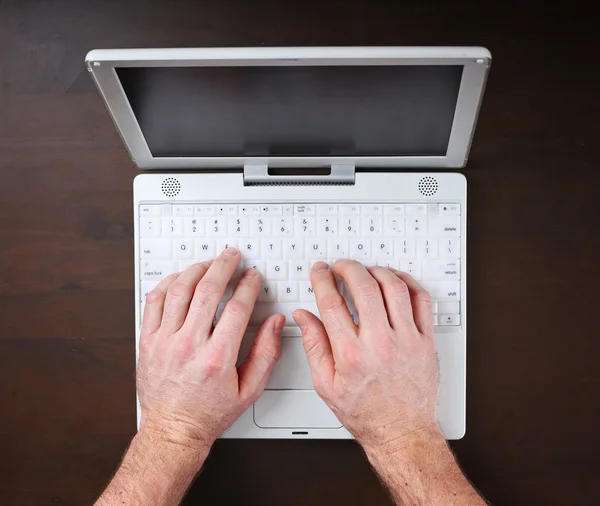 Taper les mains sur le clavier — Photo