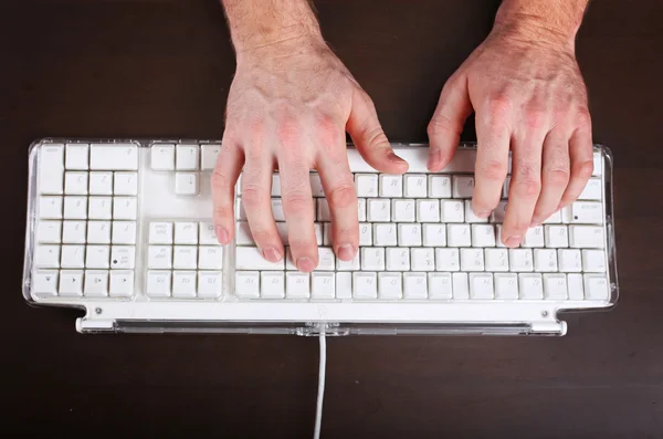 Mãos digitando no teclado — Fotografia de Stock