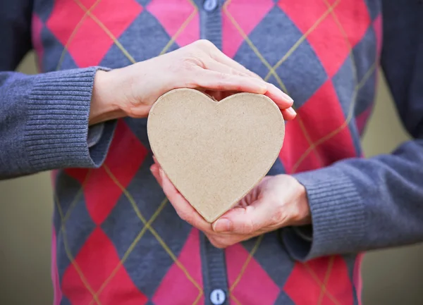 Руки, держащие сердце валентинки — стоковое фото