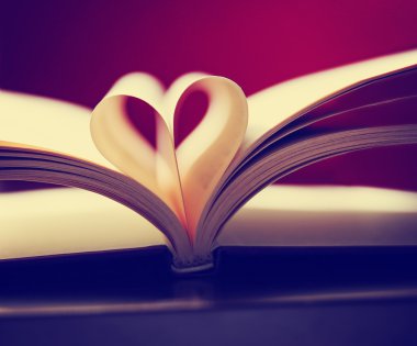 kitap sayfalarından kalp
