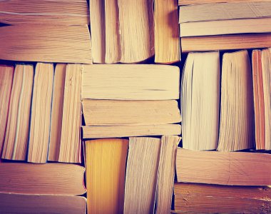 Karton kapaklı kitap yığını