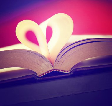 kitap sayfalarından kalp