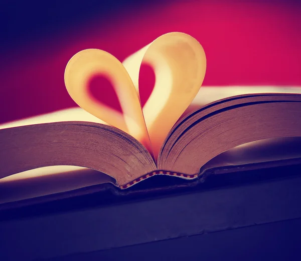 Corazón de páginas de libros — Foto de Stock