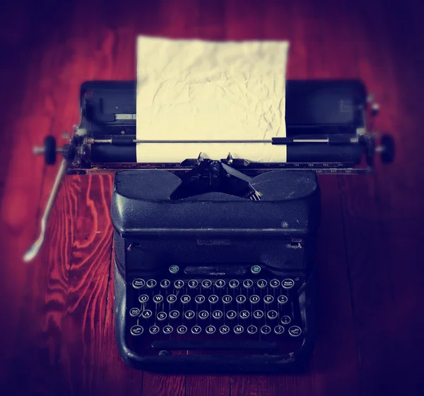 Máquina de escrever antiga na mesa de madeira — Fotografia de Stock