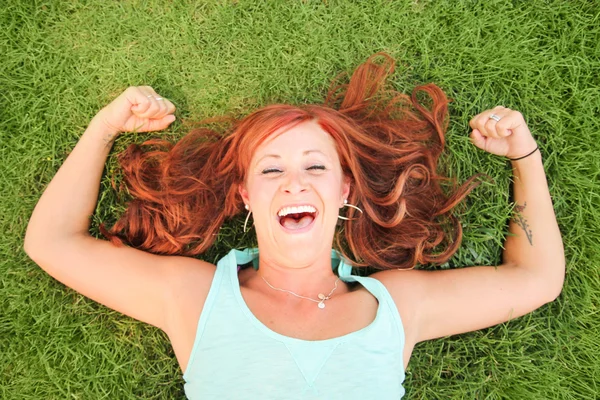 Woman lying in green grass — Stock Photo, Image