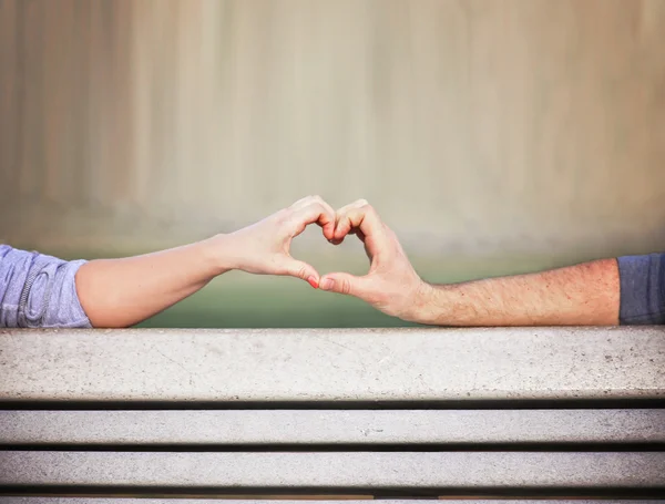 Two people making a heart shape — Stock Photo, Image