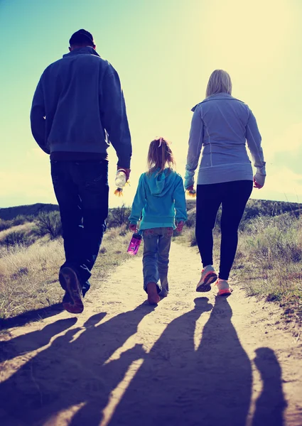 Família caminhando ao longo de uma trilha sujeira — Fotografia de Stock