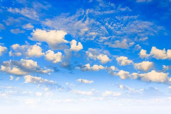 Blue sky with puffy white clouds — Stock Photo, Image