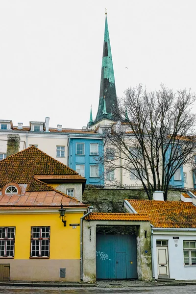 Rua da cidade velha em Tallinn, Estónia — Fotografia de Stock