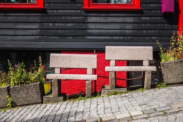 Dois bancos de pedra na rua em Bergen — Fotografia de Stock