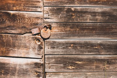 Eski bir kapı (yatay paslı kilit)