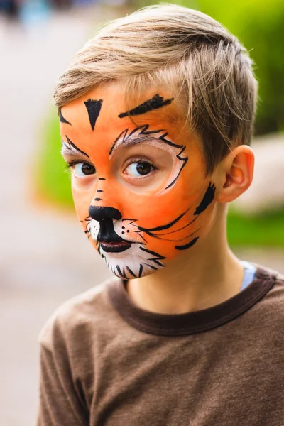 Niño con cara de tigre pintura Fotos de stock