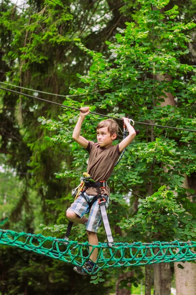 Çocuk macera ip parkında güvenlik ekipmanları tırmanma