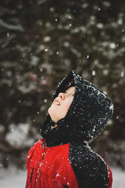 Çocuk düşen kar arıyorsunuz — Stok fotoğraf