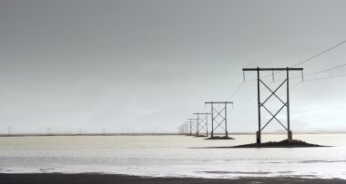 Elektrik direkleri lagün üzerinde