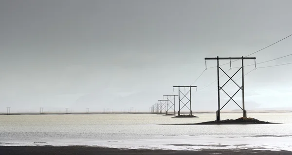 Pylons da eletricidade sobre a lagoa — Fotografia de Stock