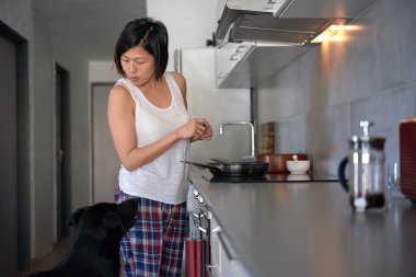 Köpek yemek için soba tarafından yalvarıyor