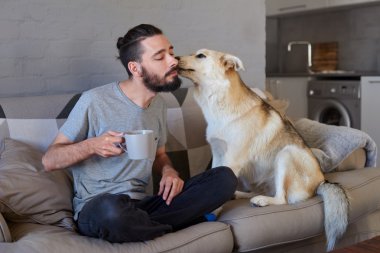 Köpek öpüşme sahibi