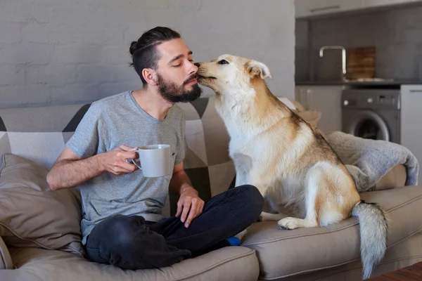 Hundehalterin küsst — Stockfoto