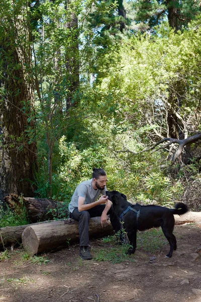 Man takes dog for walk — Stock Photo, Image