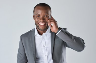 cep telefonuyla konuşurken iş adamı