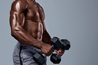 Seksi kas vücut ağırlık kaldırma