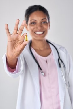 Asyalı doktor ilaç hap tutan Studio gülümseyen