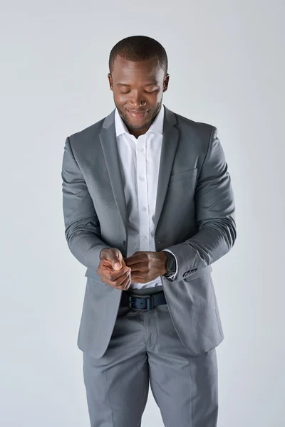 Hombre de negocios africano inteligente en traje —  Fotos de Stock