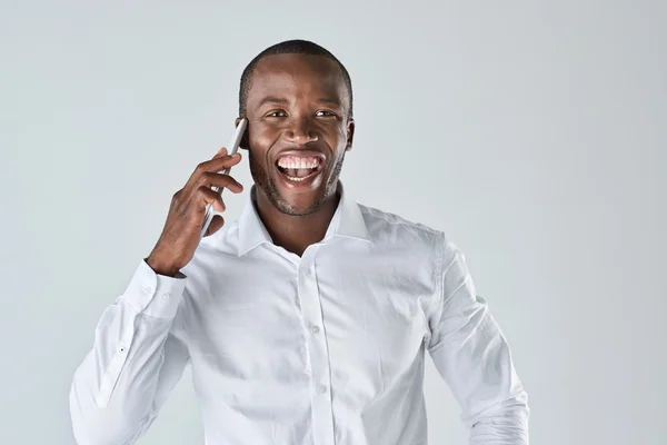 Homem de negócios rindo em seu telefone celular — Fotografia de Stock