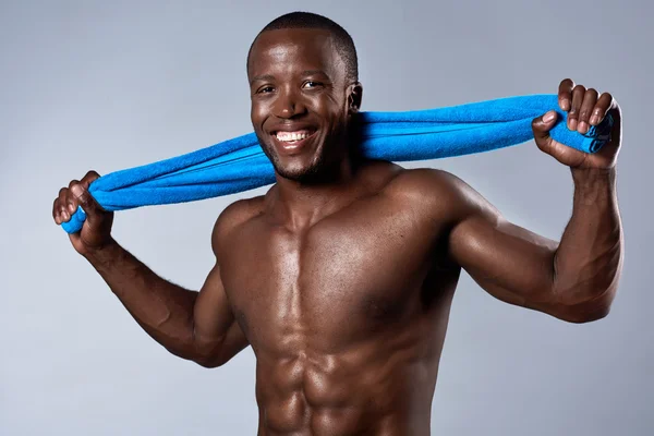 Retrato sonriente del hombre africano negro preparándose para el entrenamiento de gimnasio con toalla —  Fotos de Stock