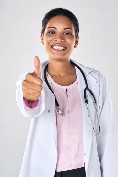 Sonriente asiático médico en estudio — Foto de Stock