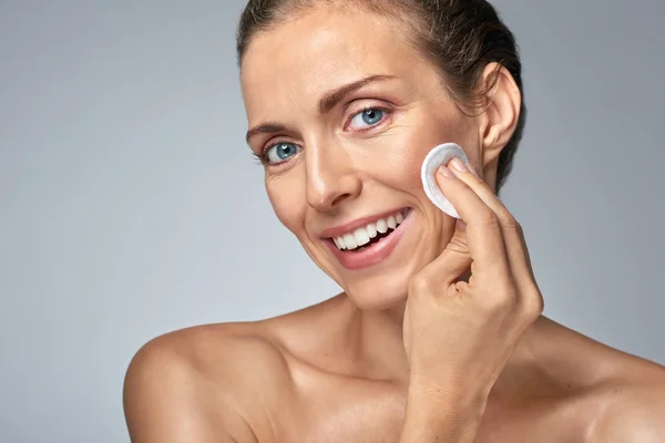 Beautiful skin needs care — Stock Photo, Image