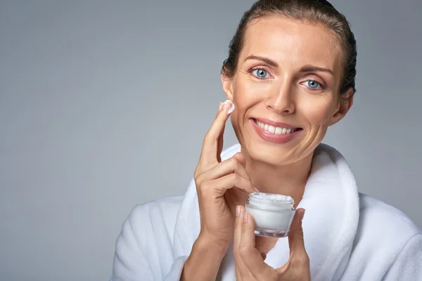 Applying face cream — Stock Photo, Image