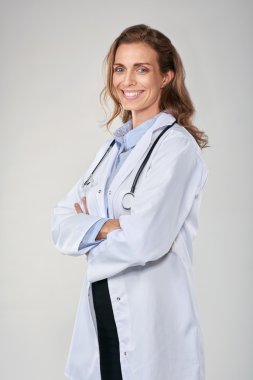 Üniformalı profesyonel doktor gülümseyen