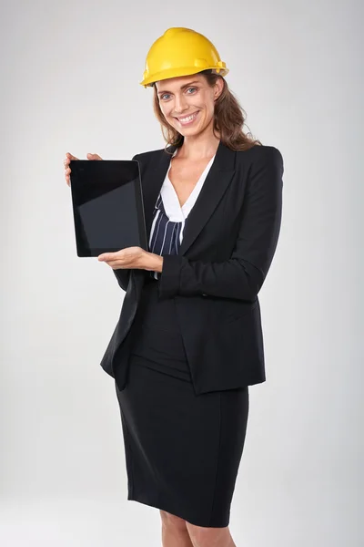 Donna sorridente che tiene la compressa digitale — Foto Stock