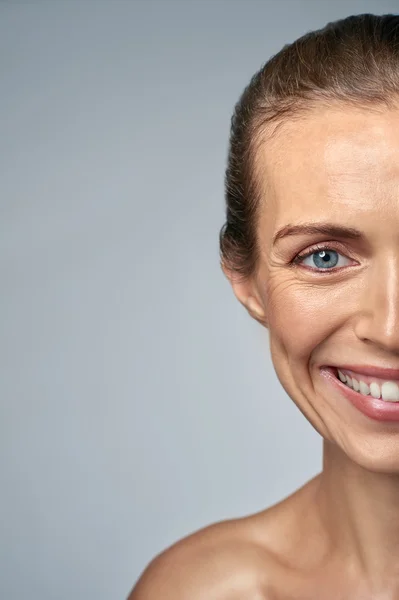 Halva ansiktet porträtt av leende kvinna — Stockfoto